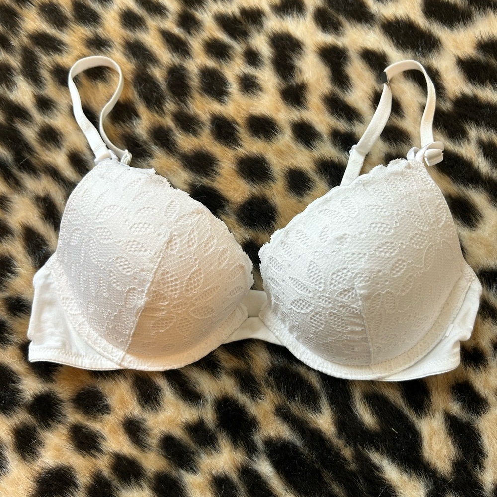 SOLD NWT White Flower Lace Victoria’s Secret Push-Up Bra